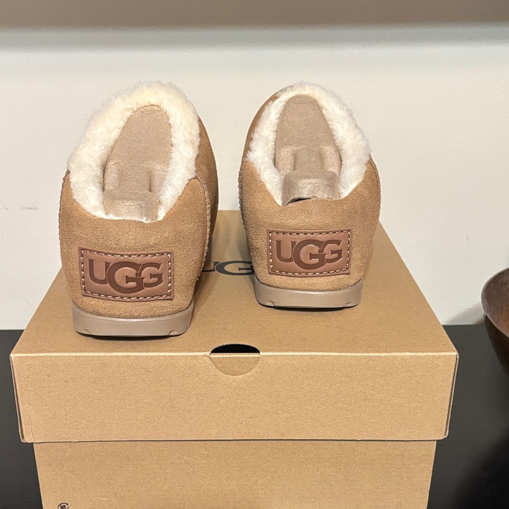 UGG Women's Pumped Slide - Picture 4 of 5